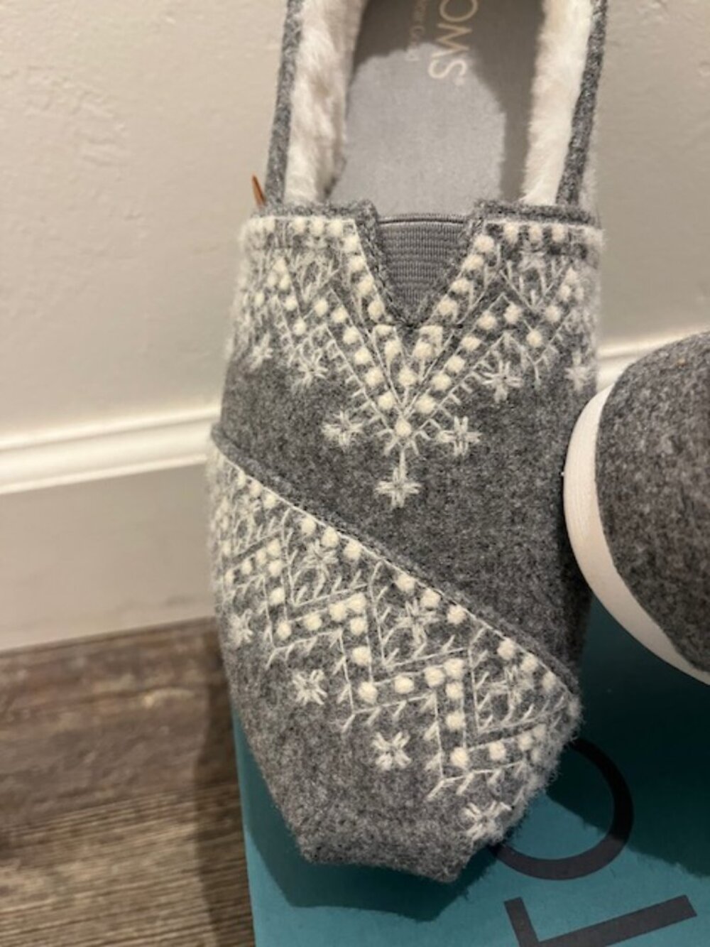 TOMS size 8.5 Felted Apargata Classic with Embroidery - Picture 7 of 8